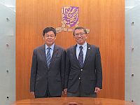 國家教育部副部長杜占元先生（左）與中大校長段崇智教授合照留念